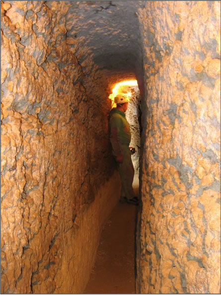 Imbocco della cavità ubicata sul versante settentrionale della Kolymbetra  