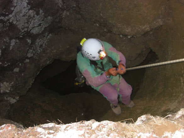 Imbocco della cavità ubicata sul versante settentrionale della Kolymbetra  