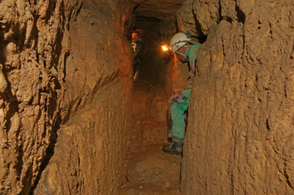 Imbocco della cavità ubicata sul versante settentrionale della Kolymbetra  